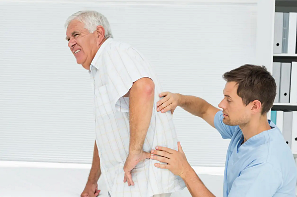 척추협착증의 진행과 예후 요인, 노화와 치료 지연의 심각성